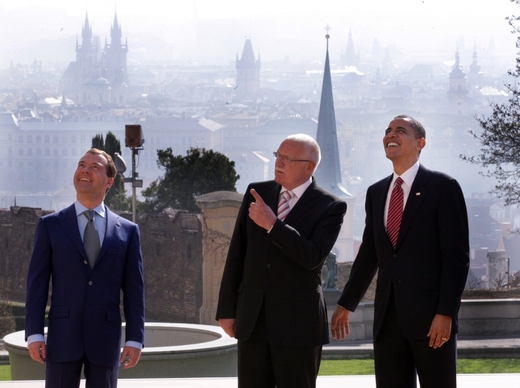 Obama a Medveděv v Praze, spolu se svým průvodcem.jpg